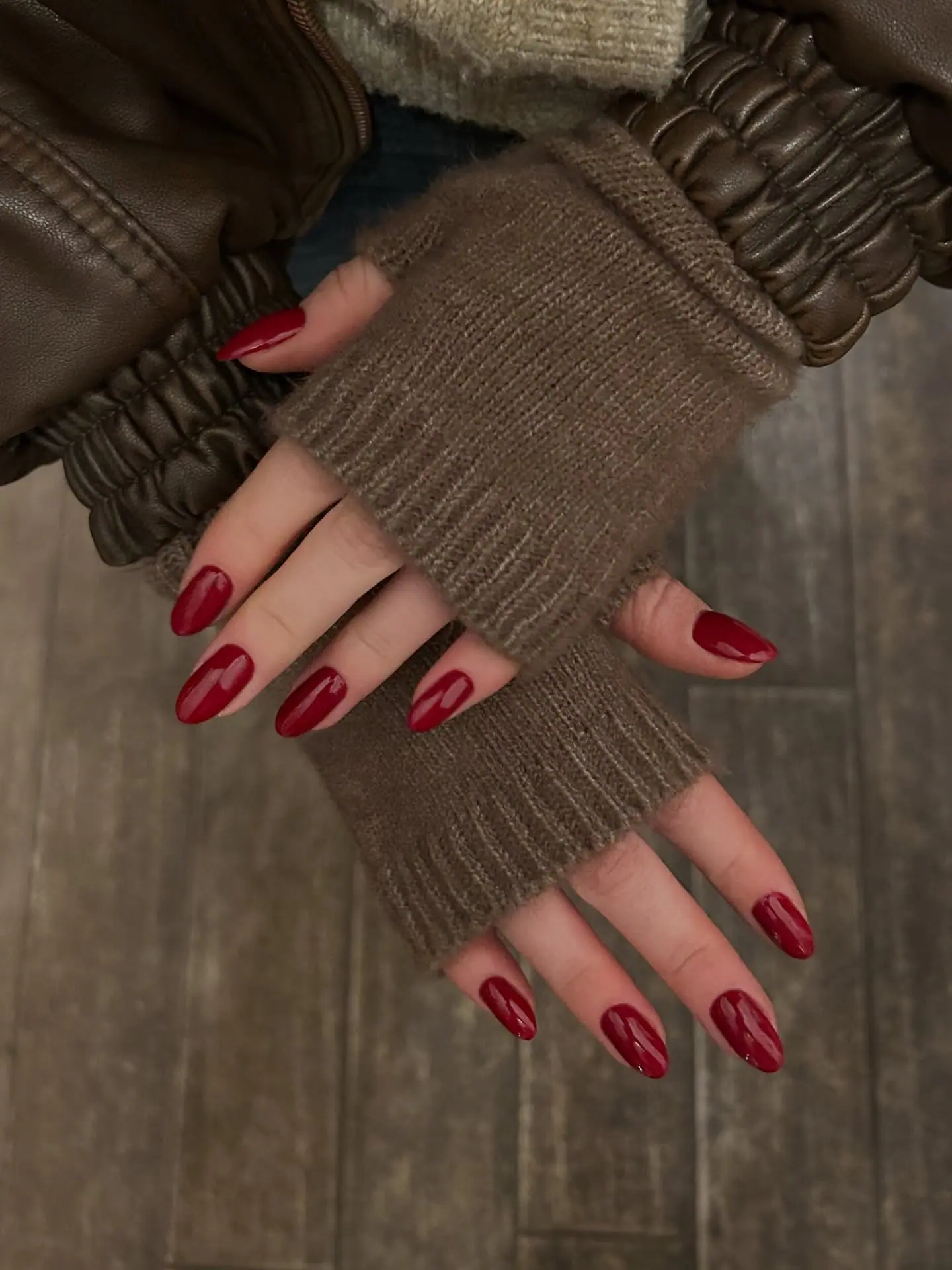 Pose de vernis rouge brillant sur ongles en amande